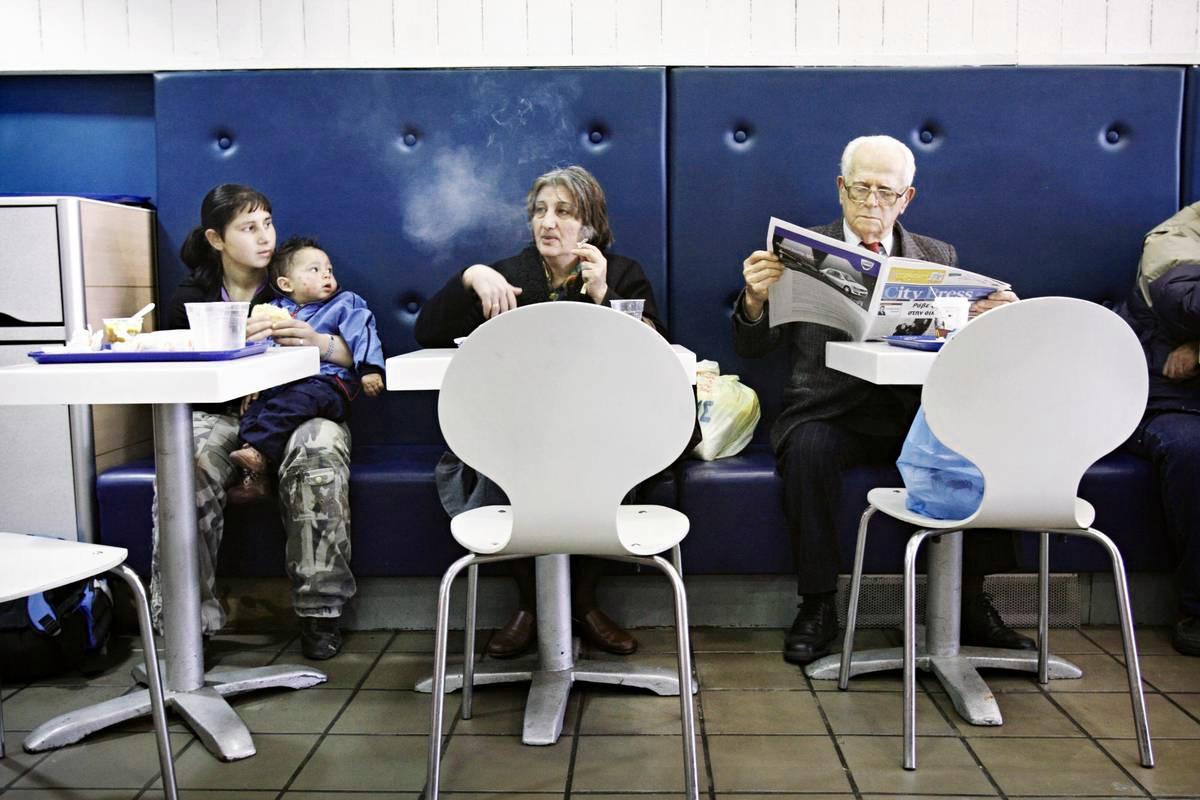 Mihaela Stoica ja hänen Fernando-poikansa lounaalla kreikkalaisessa hampurilaisravintolassa helmikuussa 2009.