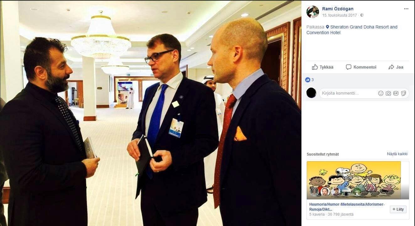 Rami Adham (vas.) tapasi Qatarissa pidetyssä Doha Forumissa toukokuussa 2017 myös pääministeri Juha Sipilän. Kuva: Kuvakaappaus Rami Adhamin julkisesta Facebook-profiilista.