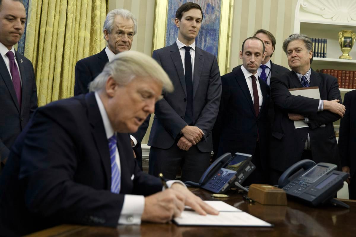 Valkoisen talon henkilökunnasta vasemmalla seisova kansliapäällikkö Rience Priebus sai potkut heinäkuussa 2017, oikealla seisova päästrategi Steve Bannon elokuussa. Presidentti Donald Trumpin vävy Jared Kushner jatkaa hänen neuvonantajanaan.