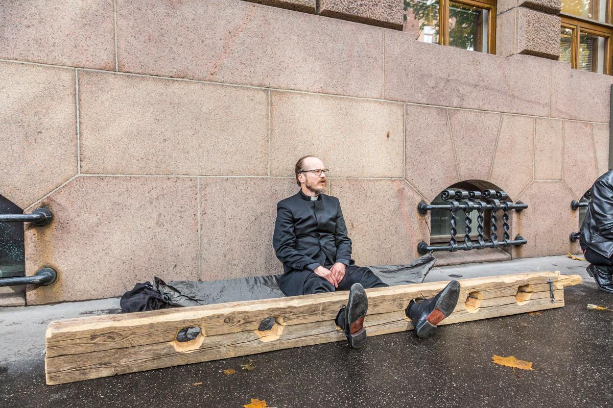 Kai Sadinmaa osoitti mieltään istumalla jalkapuussa tuomiokapitulin edessä kapitulin istuntopäivänä 13.9.2017.