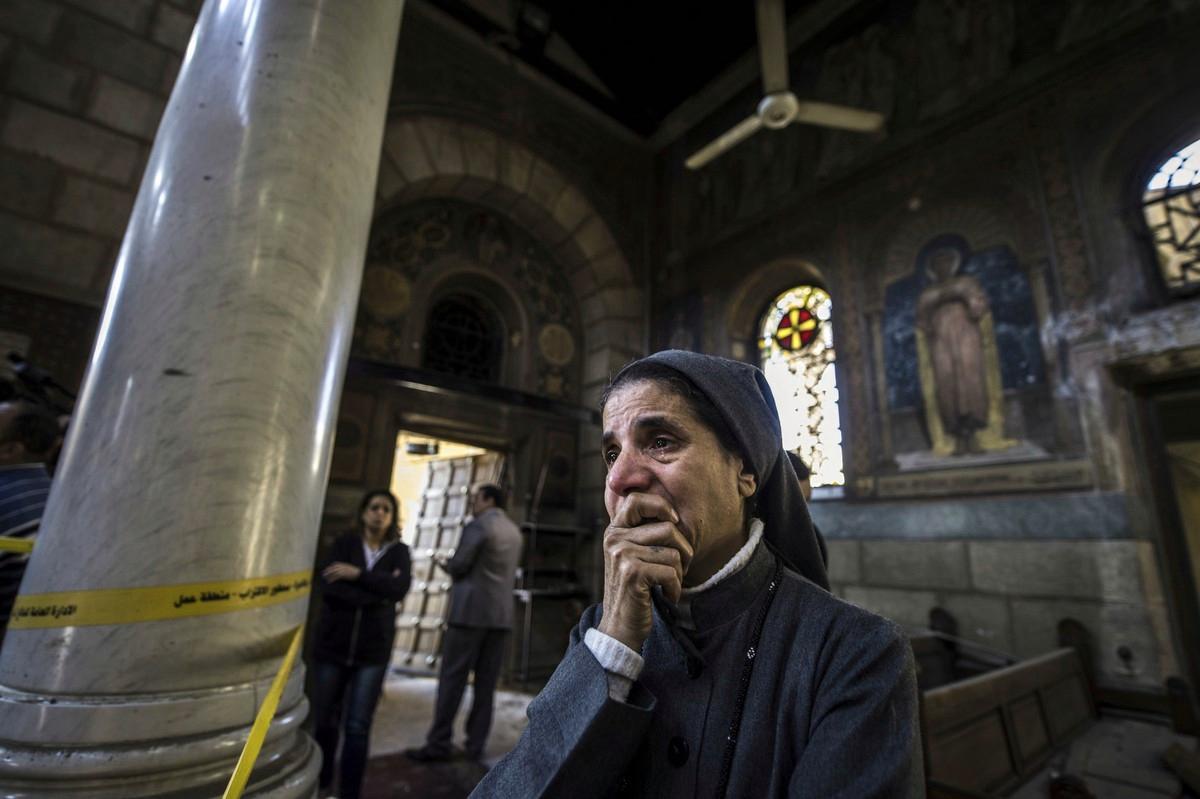 25 ihmistä kuoli, kun koptien Pyhän Paavalin katedraaliin tehtiin pommi-isku joulukuussa 2016. Sureva nunna seuraa Egyptin turvallisuusjoukkojen tutkijoiden työskentelyä kirkossa.