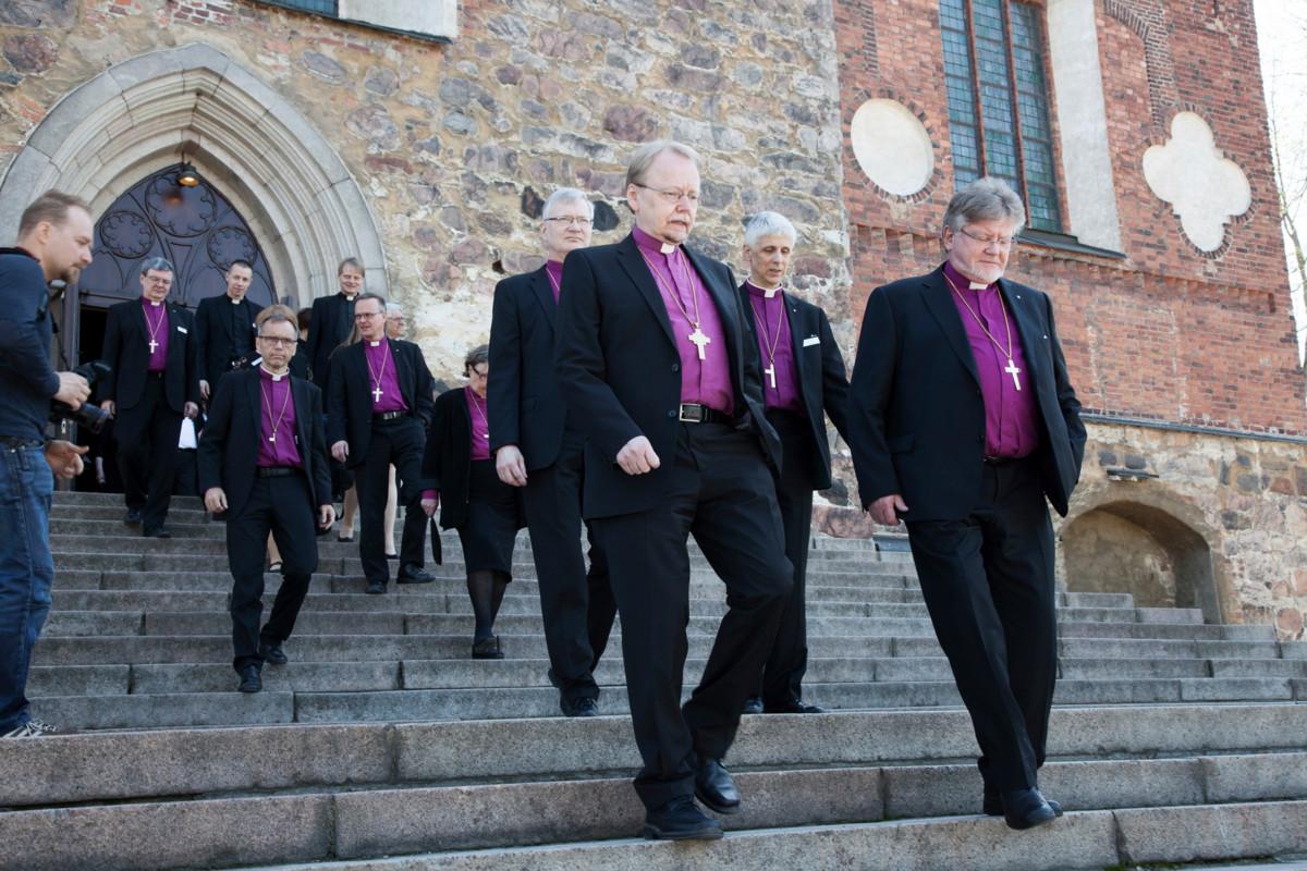 Nykyään piispat korostavat piispuuden ulkoisia tunnusmerkkejä enemmän kuin 1900-luvulla, mutta Kirsi Ojansuu-Kauniston mukaan heillä on paljon vähemmän valtaa verrattuna vaikkapa 1970-lukuun.