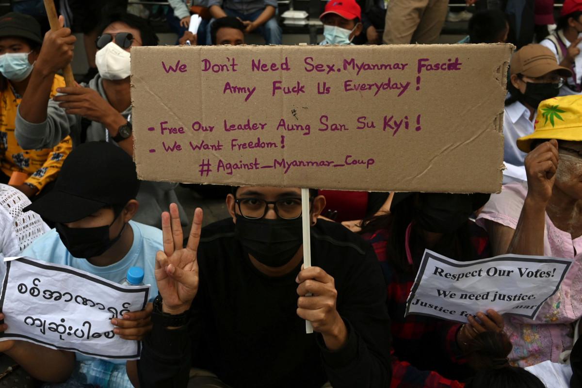 ”Me emme tarvitse seksiä. Myanmarin fasistinen armeija nussii meitä joka päivä”, lukee mielenosoittajan kyltissä. Kolmen sormen näyttäminen on protestiliikkeen symboli, joka on omaksuttu Nälkäpeli-kirjoista ja -elokuvista. Samaa käsimerkkiä näytettiin esimerkiksi Thaimaan mielenosoituksissa viime vuonna. Kuva on otettu Yangonissa tiistaina 10. helmikuuta.