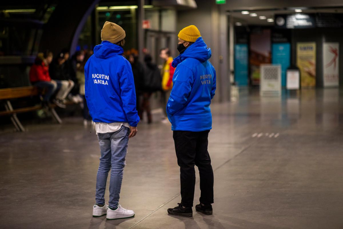 Vantaan kaupungin nuorisotyöntekijät Miika Pasanen ja Tomas Linblom Tikkurilan asemalla. Asemalla ja Dixi-keskuksessa kokoontuu satoja nuoria. Jalkautuvan nuorisotyön kohtaamiset ovat joulukuuhun verrattuna moninkertaistuneet Vantaalla.