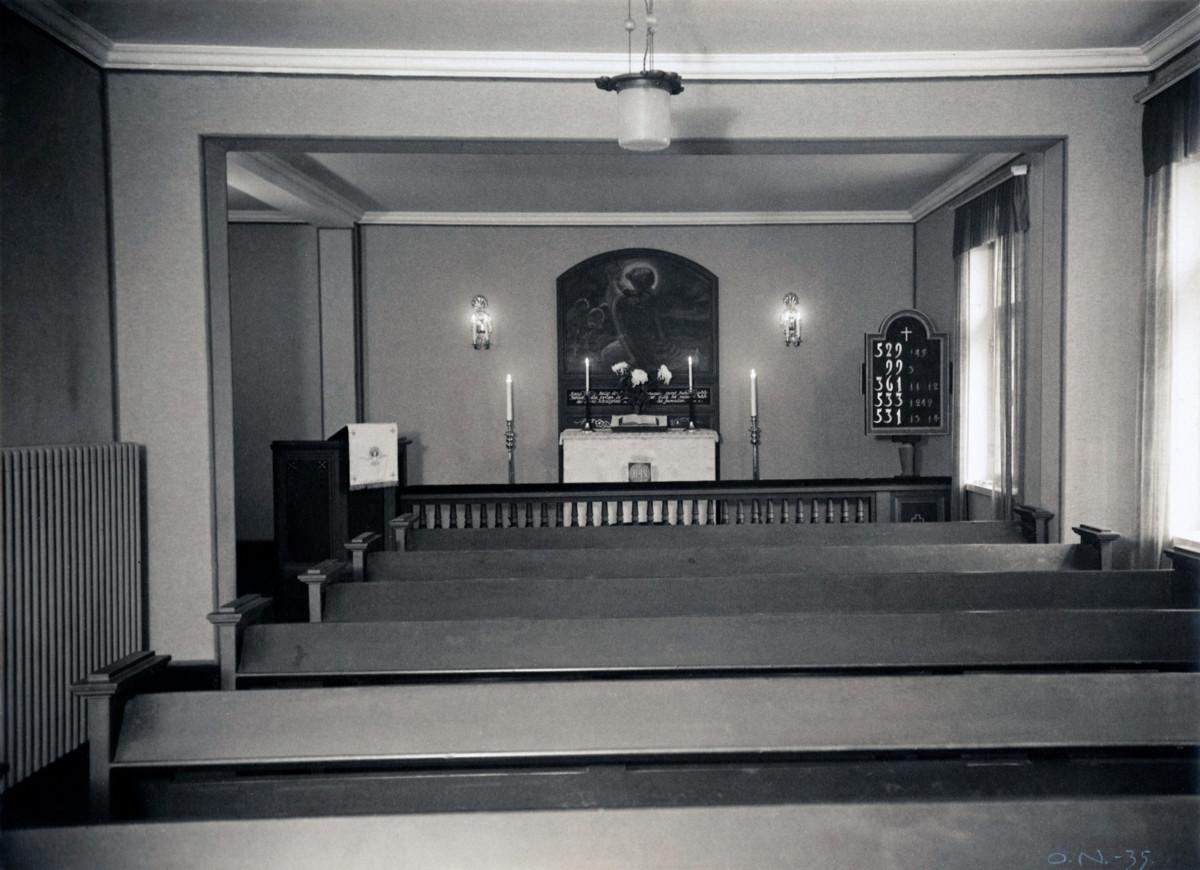Kulosaaren seurakunta vuokrasi huvilasta tiloja käyttöönsä 1921. Arkkitehti Armas Lindgren suunnitteli tilamuutokset, mm. kirkkosalin ja sakaristo-kanslian, toisessa kerroksessa olivat asuintilat (pappila). Lennart Segerstråle maalasi kirkon alttaritaulun 1925.