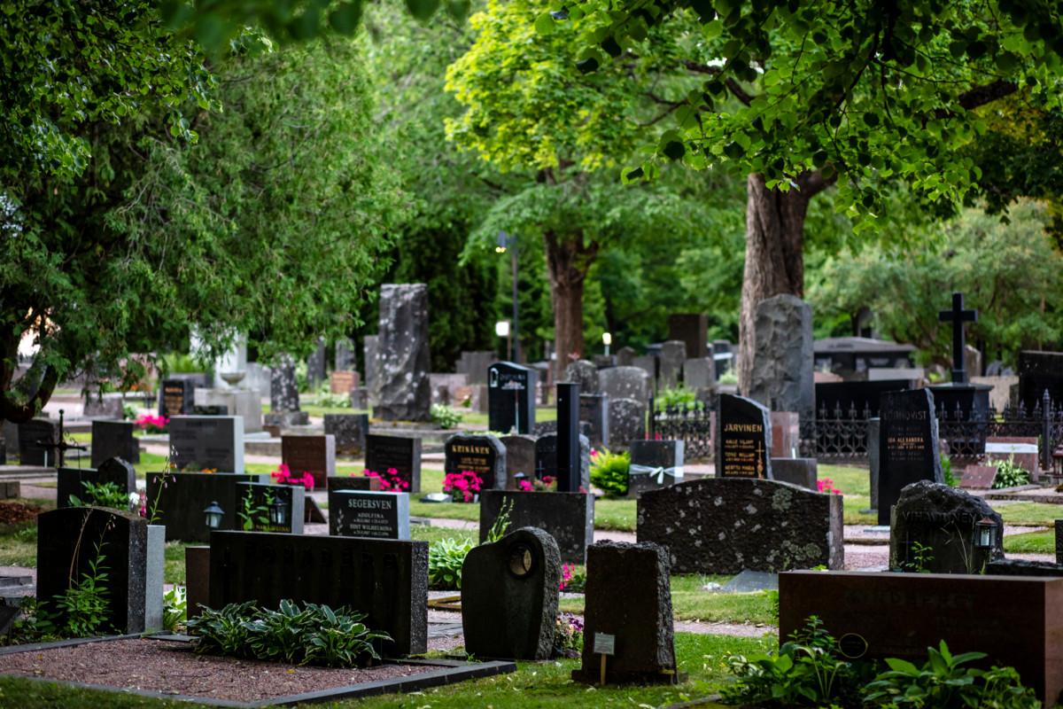 Milloin meidän sukumme haudan hallinta-aika päättyy? Muun muassa tähän kysymykseen saa vastauksen seurakunnan hautatoimistosta. Myös hautausmaan työntekijöiltä saa tarkempia tietoja.
