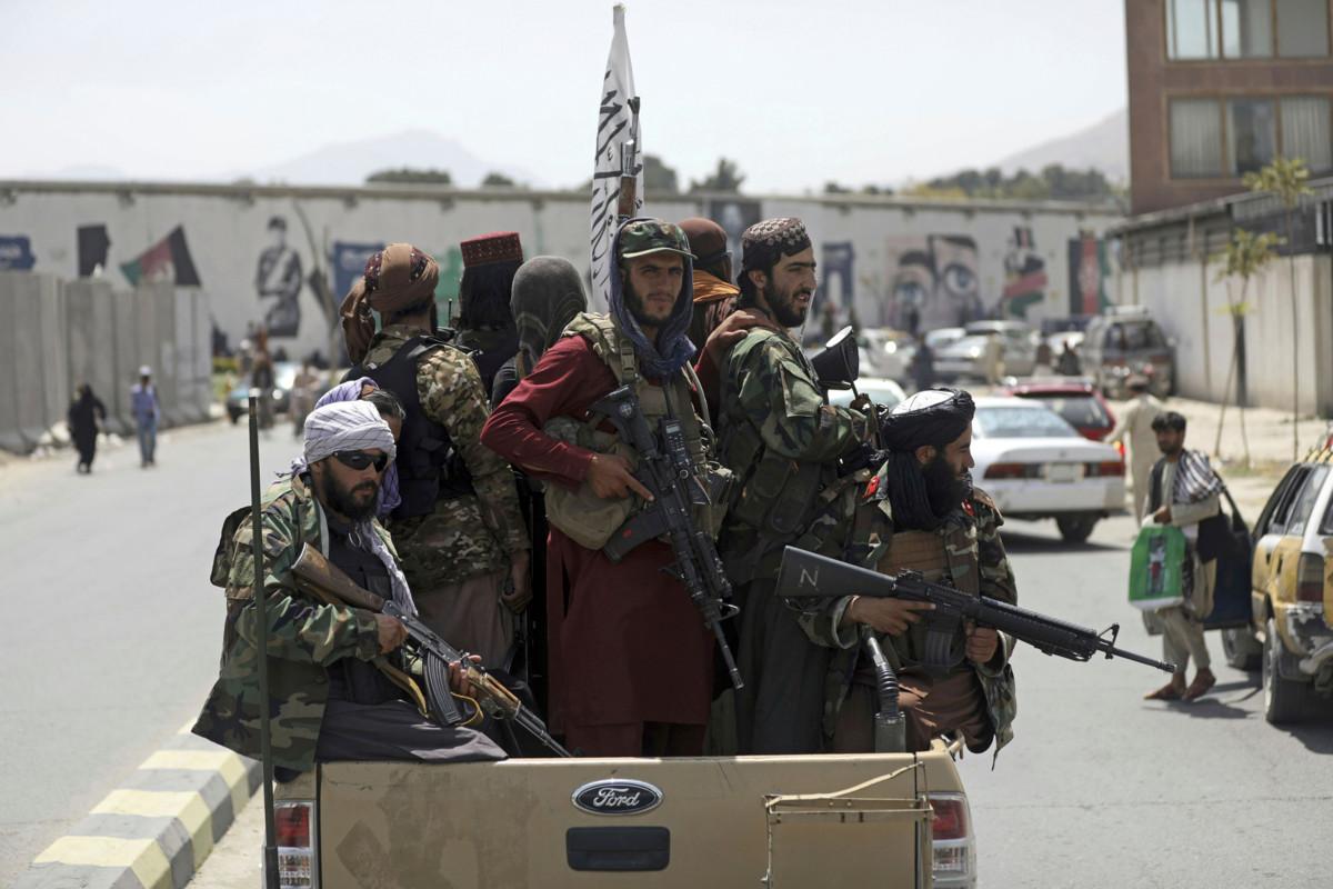 Taliban partioi Afganistanin pääkaupungin Kabulin kaduilla 19. elokuuta. Kuva:  AP / Lehtikuva / Rahmat Gul.