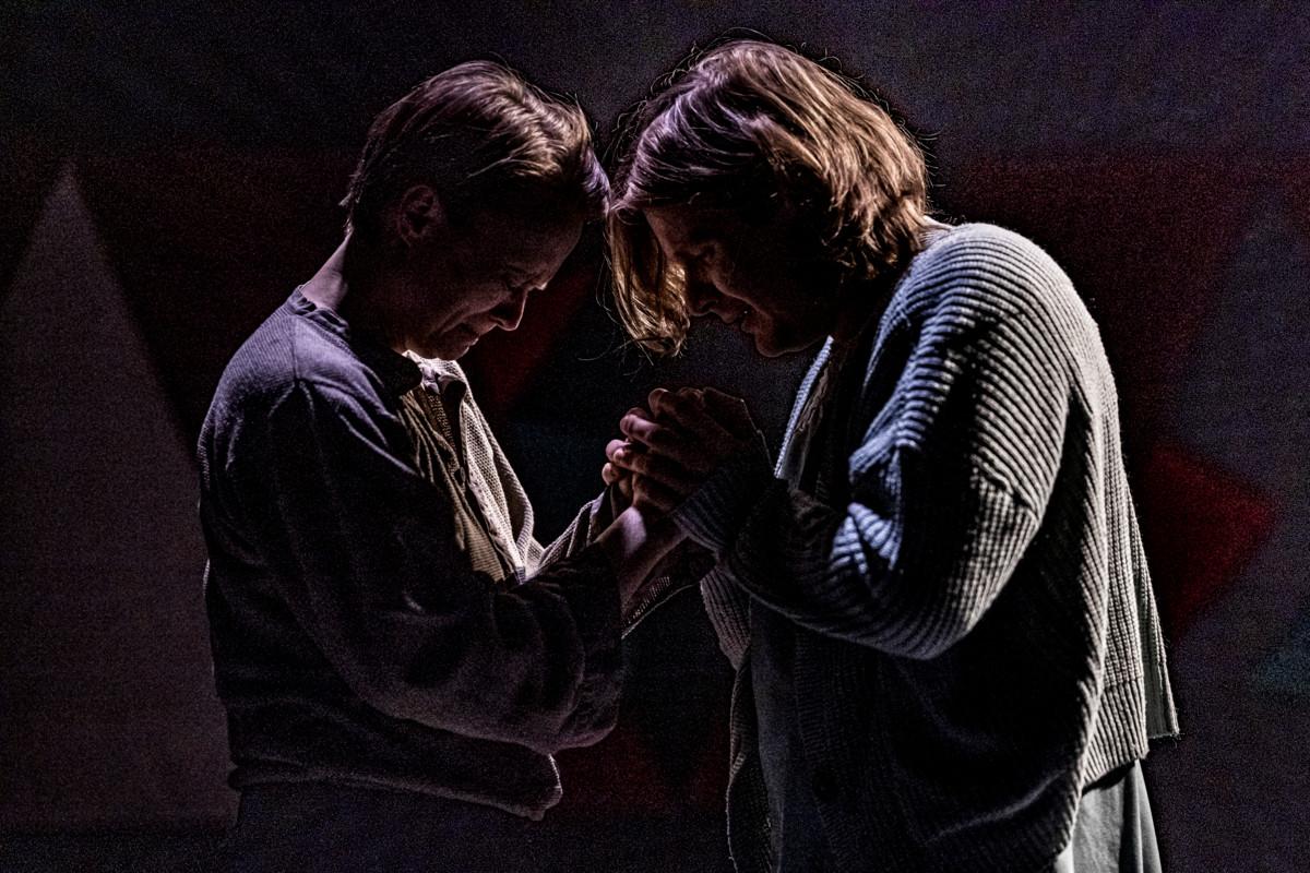 Kom-teatterin näytelmässä roolitus on käännetty: Ella Mettänen näyttelee Runaria ja Paavo Kinnunen Kyllikkiä.