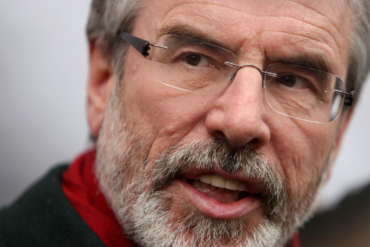 Sinn Feinin puheenjohtajaa Gerry Adamsia kuulusteltiin Jean McConnellin murhasta vuonna 2014. Kuva: Peter Muhly/ AFP/Lehtikuva