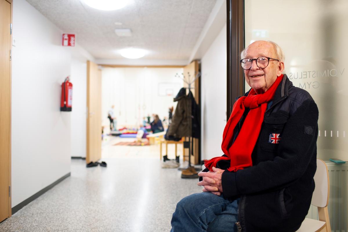 Usein Jukka Silvennoinen istuu käytävällä, joka on kerhotilan, keittiön ja jumppasalin välissä.