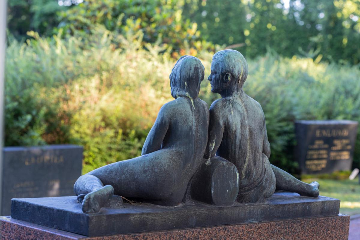 Kaunis muistomerkki Hietaniemen hautausmaalta, joka Malmin hautausmaan tavoin osallistuu Avoimet puutarhat -teemapäivään.