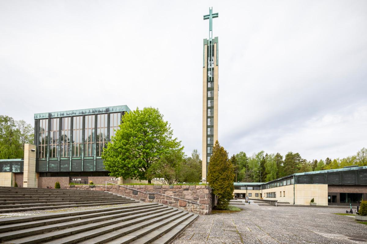 Lauttasaaren kirkon tiloissa toimii sekä suomen- että ruotsinkielinen seurakunta.