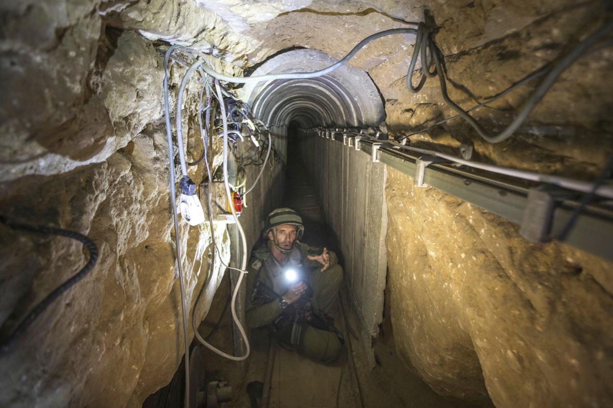 Arkistokuvassa vuodelta 2014 Israelin armeijan sotilas esittelee tunnelia Israelin ja Gazan rajalla. Hamasilla on satoja kilometrejä tunneleita jopa kymmenien metrien syvyydessä. Kuva: Jack Guez/AP/Lehtikuva