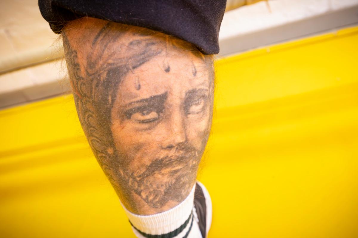 Jeesus-tatuointi pohkeessa kertoo Niklas Räsäsen uskosta.