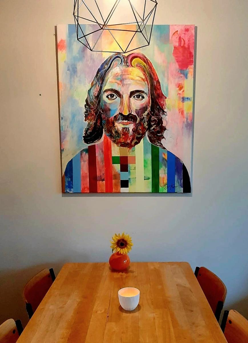 “Halusimme värikkään Jeesuksen kotiimme. Taulu on taiteilija Juhani Perälän tilaustyönä maalaama. Jeesus istuu kanssamme joka päivä ruokapöydän ääressä. Hän on mukana arjessamme”, kertoo 44-vuotias nainen.