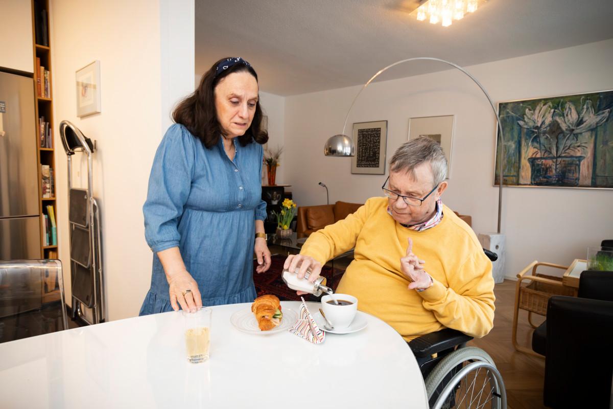 Maria ja Lauri Jukka ovat olleet naimisissa 55 vuotta. Elämä mullistui kymmenisen vuotta sitten, kun Lauri sai aivoinfarktin, ja Mariasta tuli miehensä omaishoitaja.