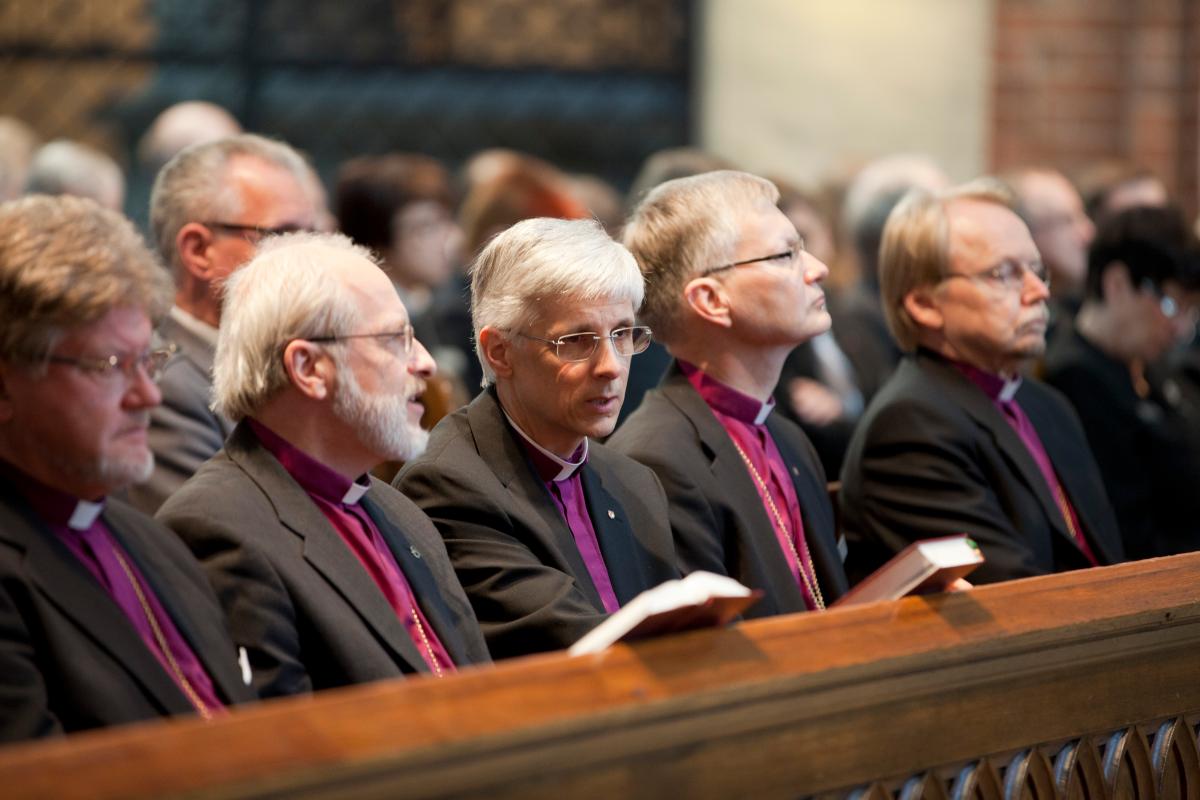 Kuvassa vasemmalta piispat Samuel Salmi, Simo Peura, Matti Repo, Seppo Häkkinen ja Kari Mäkinen. Kuva on vuodelta 2012.