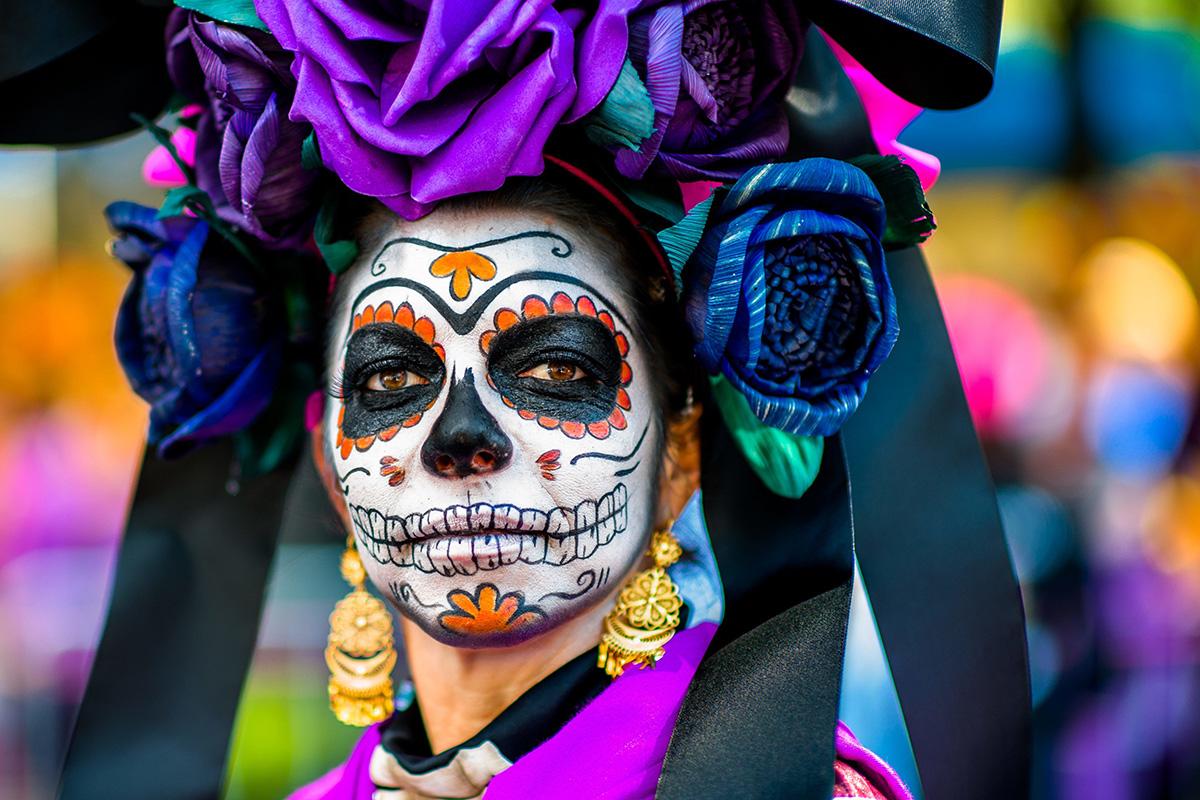 Marraskuun alussa Meksikossa vietetään kuolleiden päivää, Día de los Muertos. Juhlassa yhdistyvät vanhat intiaaniuskontojen rituaalit ja kristillinen pyhäinpäivän vietto. Kuolleiden päivään valmistaudutaan puhdistamalla ja koristelemalla omaisten haudat. Lasten haudoille viedään leluja, aikuisten haudoille tequilaa. Haudoilla vietetään aikaa syöden, juoden, korttia pelaten, laulaen ja tanssien. Monet maalaavat kuolleiden päivänä kasvoihinsa pääkallon. Silloin myös annetaan lahjaksi pääkallon muotoisia karkkeja ja leivonnaisia. Toinen yleinen koriste on kehäkukka, jota Meksikossa kutsutaan kuolleiden kukaksi, flor de muerto.