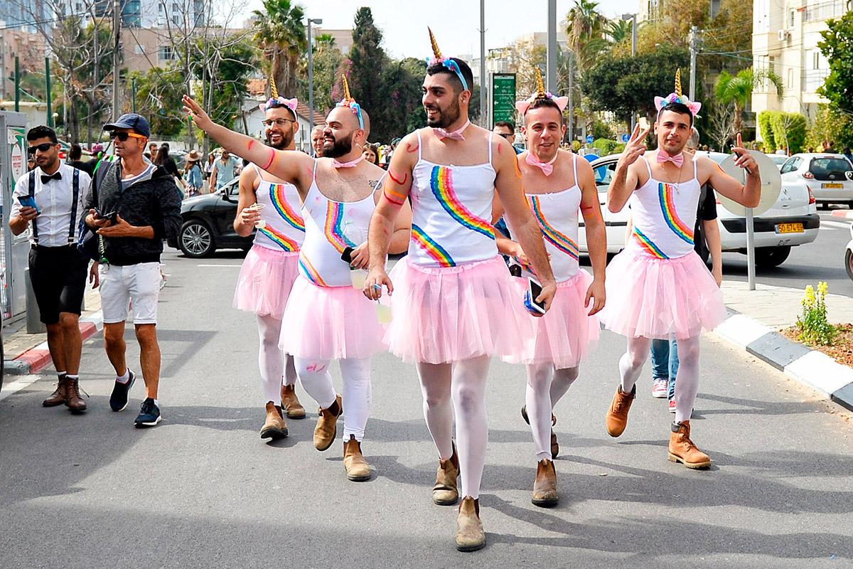 Maaliskuun alussa vietettiin purim-juhlaa. Se on riehakas juhlapäivä, jolloin juhlistetaan Persian juutalaisten pelastumista kuningas Kserkseen neuvonantajan Hamanin yrityksestä tuhota valtakunnan kaikki juutalaiset. Nämä tapahtumat on kuvattu Raamatussa Esterin kirjassa. Juutalainen Ester ja hänen kasvatti-isänsä Mordokai onnistuivat salajuonen avulla pelastamaan kansansa. Purimina pukeudutaan usein naamiaisasuihin ja hassutellaan muutenkin. Vanhan juutalaisen perinteen mukaan purim-juhlassa kuuluu juoda viiniä sen verran, että ei pysty enää sanomaan: ”Kirottu olkoon Haman, siunattu olkoon Mordokai.”