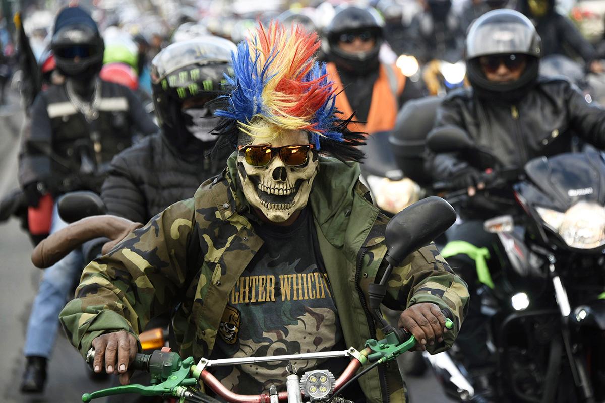 Moottoripyöräilijät kokoontumassa vuosittaiseen pyhiinvaellusajoon Guatemala Cityssä Väli-Amerikassa. Pyhiinvaellusletka ajaa 222 kilometrin matkan Guatemala Cityn keskusaukiolta Esquipulasin katedraalille, jonka vuosisatojen saatossa mustaksi tummunut krusifiksi tunnetaan nimellä ”Musta Kristus”.
