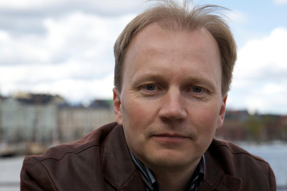 Kirkon kasvatus- ja perheasioiden johtaja Jarmo Kokkonen pelkää, että koululaisten uskontolukutaitoon jää vakavia puutteita, mikäli uskonnonopetus korvataan et:llä. Kuva: Mikko Huotari