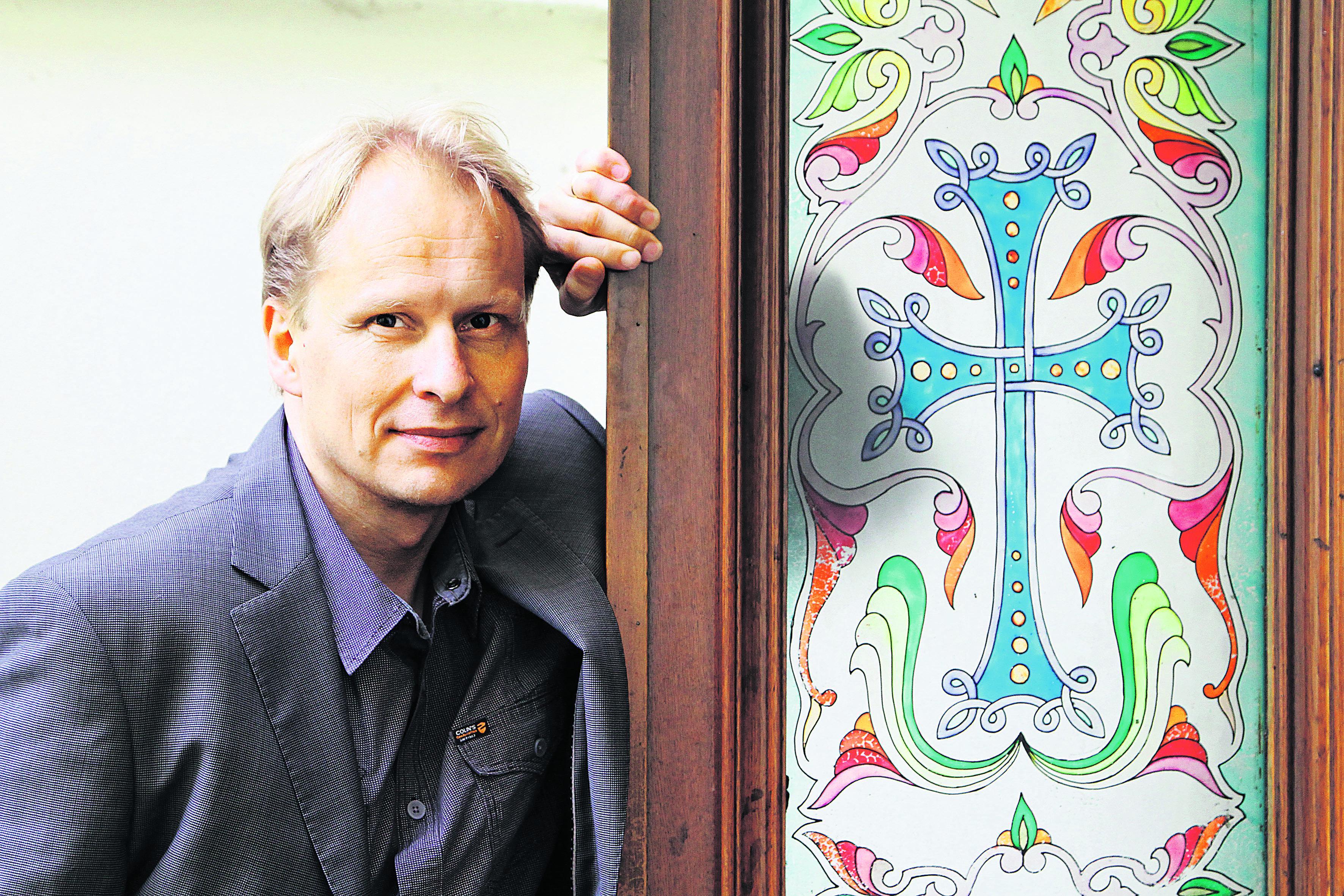 Vertailevaa teologiaa. – Tällä menetelmällä yritetään ymmärtää keskustelukumppanin maailmankatsomusta ja selittää omaa ajattelua toiselle. Siinä ei lokeroida toista osapuolta, kuvaa Kari Vitikainen.