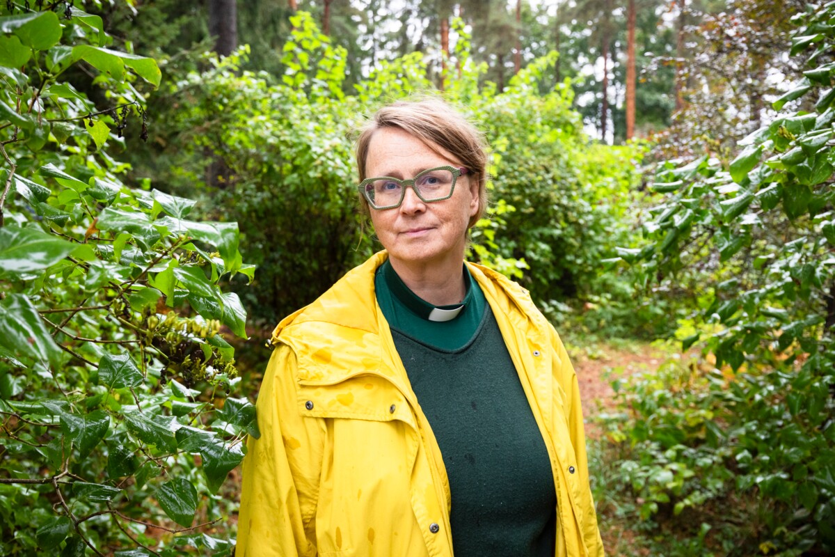 Diakoniatyöntekijä Anna Handroo miettii sotaa pakenevia ihmisiä ja toteaa olevansa hyväosainen.”Minulla on koti, johon palata”, Handroo sanoo. Kuva: Esko Jämsä