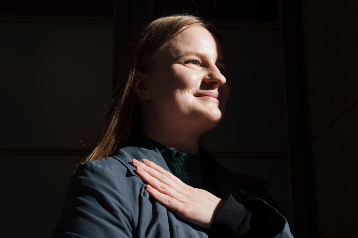 Kristillistä ilmastoaktivismia tutkiva Valpuri Ketola näkee yhä lisääntyvässä tekoälyltä kysymisessä riskin. Jos ulkoistamme koneelle kriittisen ajattelun, miten löydämme ratkaisut ongelmiin, hän pohtii.