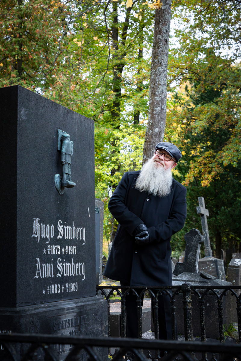 Hugo Simbergin hautamuistomerkki on yksi Hannu Ahon suosikeista Hietaniemessä. 