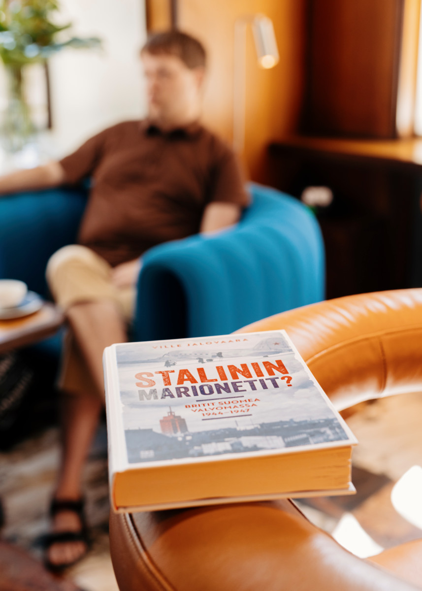 Historioitsija Ville Jalovaara on kirjoittanut kirjan Stalinin marionetit? Britit Suomea valvomassa 1944-1947. Kirjassa käydään läpi Liittoutuneiden valvontakomissiossa olleiden brittien toimintaa. Kuva: Joonas Brandt