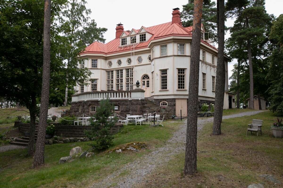 Helsingin seurakunnat ostivat Kivisaaren 500 000 markalla vuonna 1936. Aluksi siellä järjestettiin nuorille kesäkotitoimintaa ja kun se 1970-luvulla hiipui saari rakennuksineen oli rippikoulu- ja leirikeskuksena. Kuva: Annika Rauhala