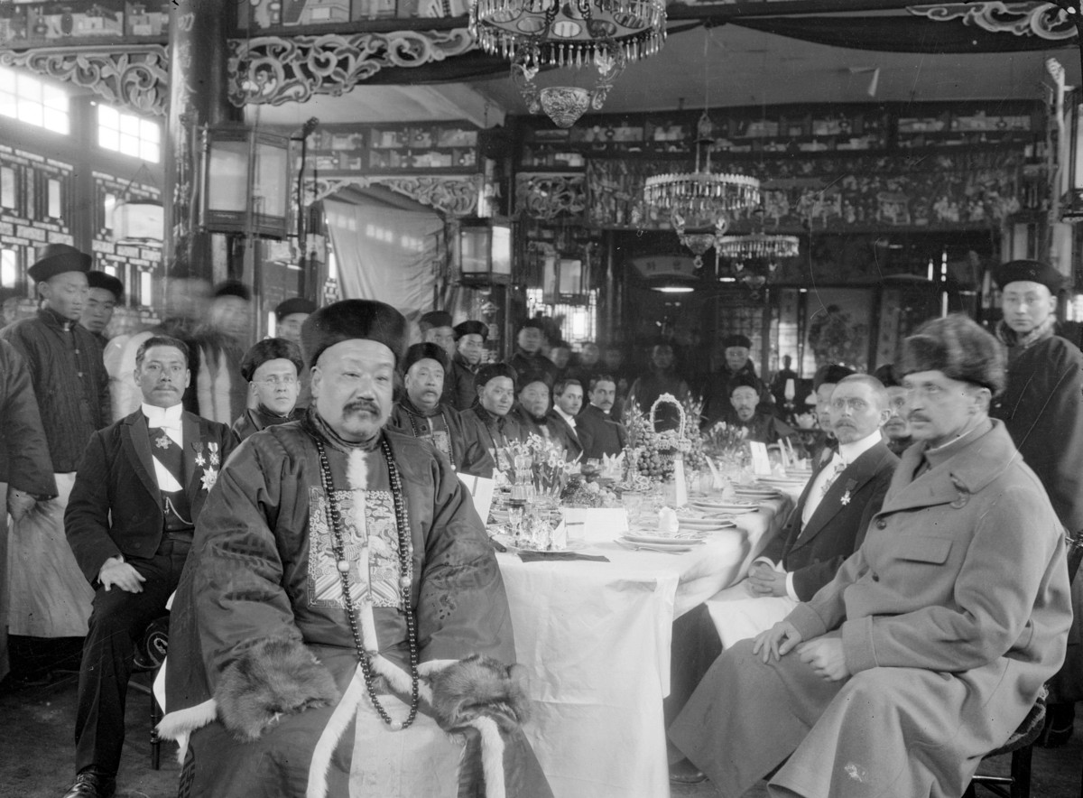 Carl Gustaf Emil Mannerheim osallistui Gansun ja Shaanxin maakunnan kenraalikuvernööri Sheng Yunin päivälliskutsuihin Lanzhoun kaupungissa vuonna 1908. Venäjän armeija lähetti Mannerheimin tiedustelumatkalle Kiinaan.