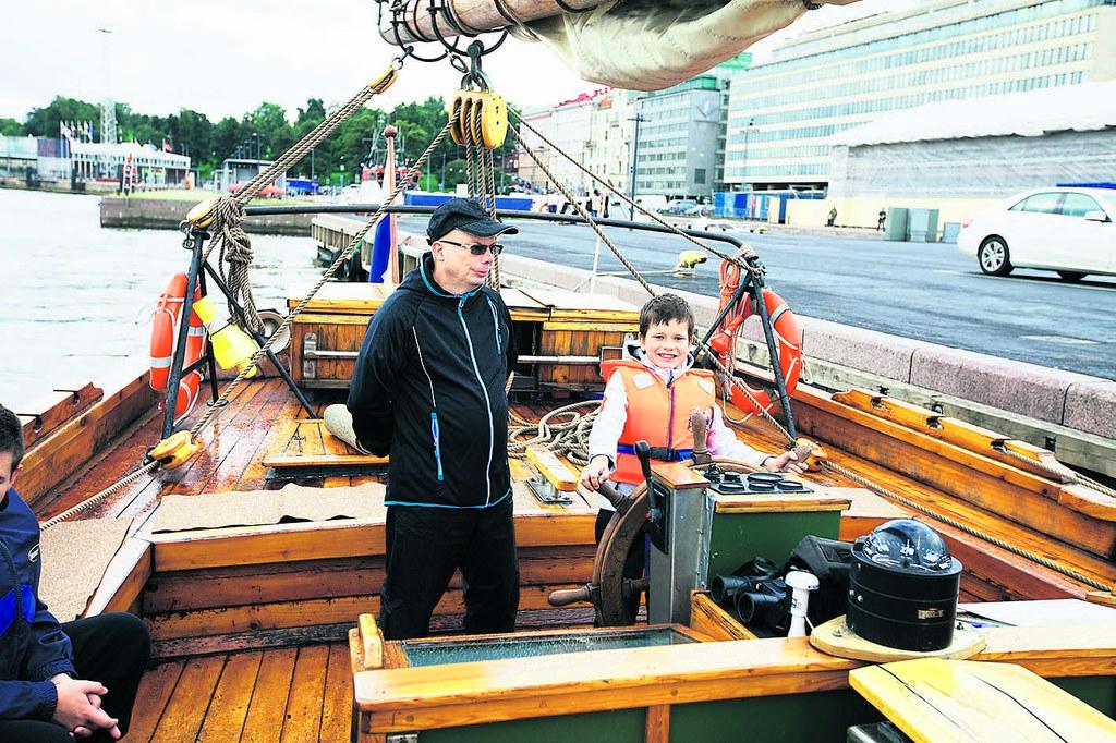 Ison laivan ruorissa. Pasi Saarenketo ja Atte Manner osallistuivat mieskaverien retkeen. Kaveritoiminta tukee yksinhuoltajaäitien perheitä. Kuva: Petri Kaverma