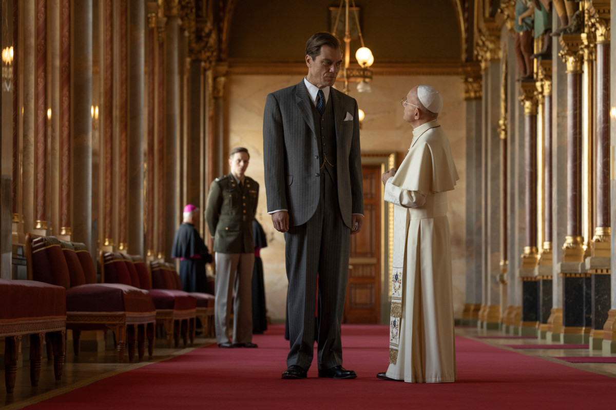 Syyttäjä Robert H. Jackson (Michael Shannon) taivuttelee paavia antamaan tukensa natsirikollisten tuomitsemiseen Nürnbergissa. Paavi Pius XII, jota esittää Giuseppe Cederna, on kiistelty hahmo. Häntä on kritisoitu siitä, ettei hän tehnyt enemmän juutalaisten pelastamiseksi holokaustilta. Toiset sanovat hänen pelastaneen jopa 15 000 juutalaista. Kuva: Scott Garfield / Sony Pictures Classics