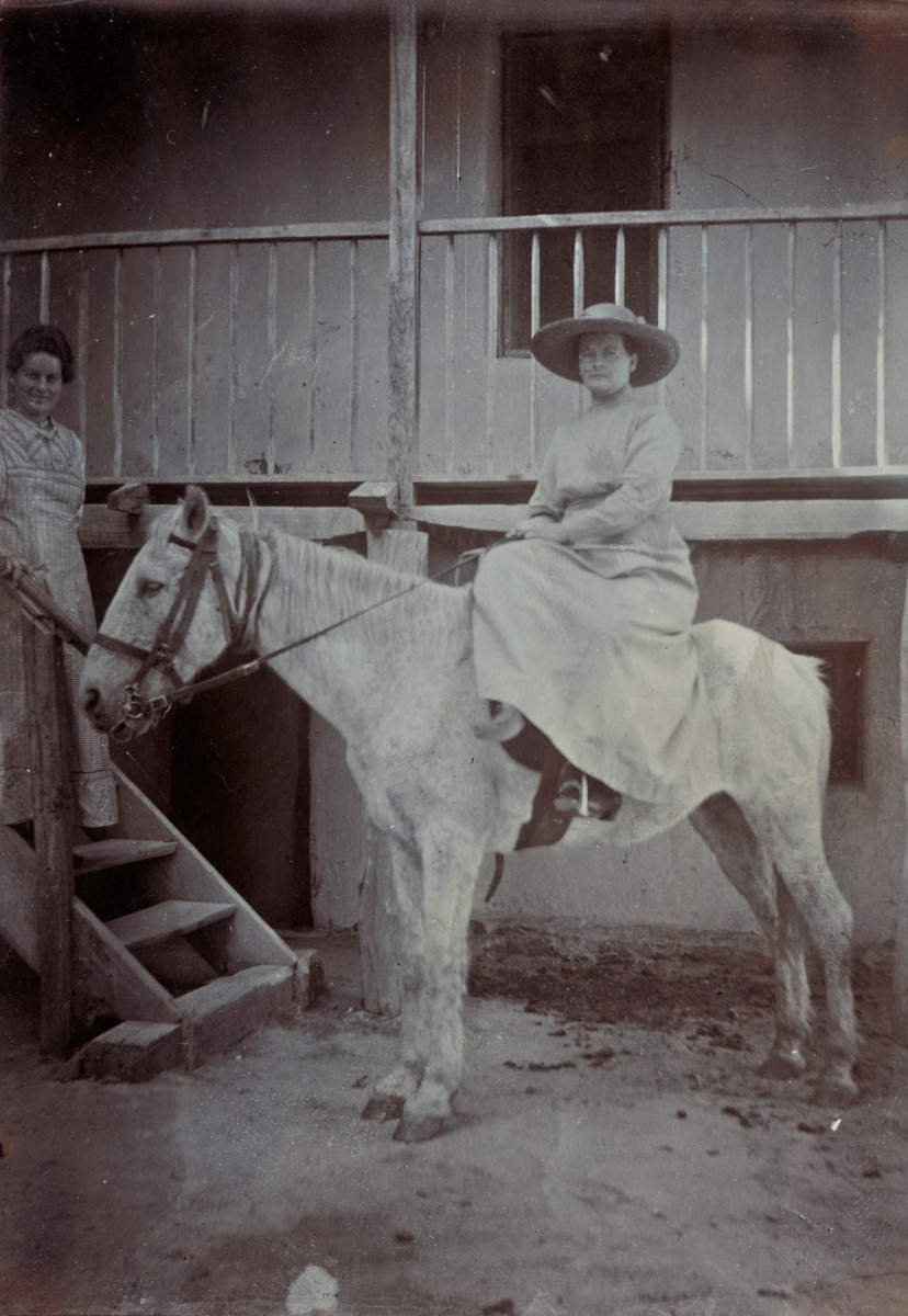 Sanni Lampén oli toinen Suomen Lähetysseuran Kiinaan lähettämä naispuolinen lähetystyöntekijä. Hunanissa vuonna 1914 otetussa kuvassa hän on hevosen selässä vasemmalla puolellaan Ilmi Korhonen.