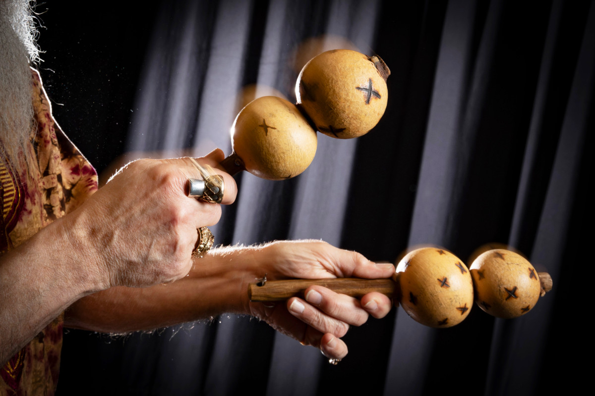 Suikki Jääskä soittamassa marakasseja.