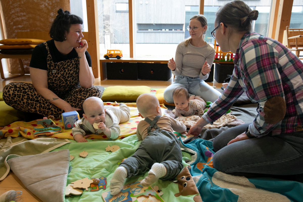 Isabel Gueissaz-Mattelmäki (vas.) ja Noel, Nina Heikkilä (keskellä) ja Linnea sekä Pirita Kentta ja Rasmus juttelivat ja leikkivät Viikin kirkolla kokoontuvassa alle 1-vuotiaiden ja vanhempien kerhossa. 