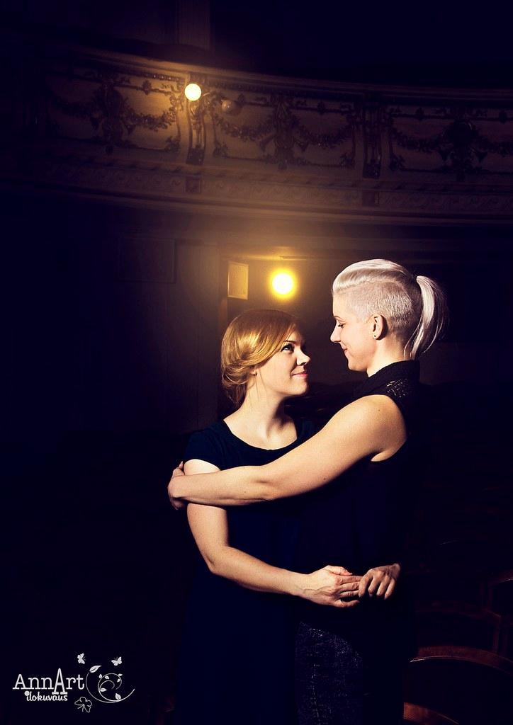 Ilokuvausta. Anna Lepistön mukaan valokuvan avulla voi löytää uusia puolia sekä itsestä että puolisosta. Kuvassa Jenni Mäkelä (oik.) ja Tuuli Okkonen.