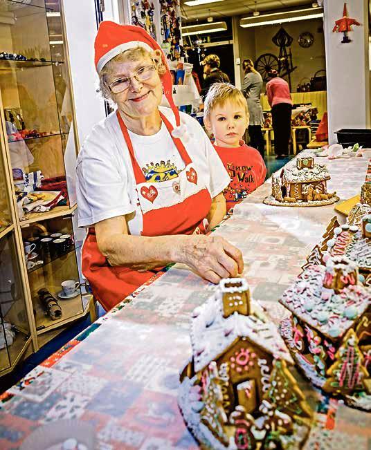 Joulun alla Inkku Angelin opastaa piparkakkutalojen tekemisessä ja askarteluissa. 
