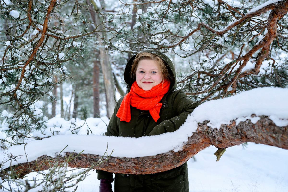 Elli Salo ulkoili nykyisen kotikaupunkinsa Helsingin Uutelan ulkoilualueella ja meren jäällä kävellen. 