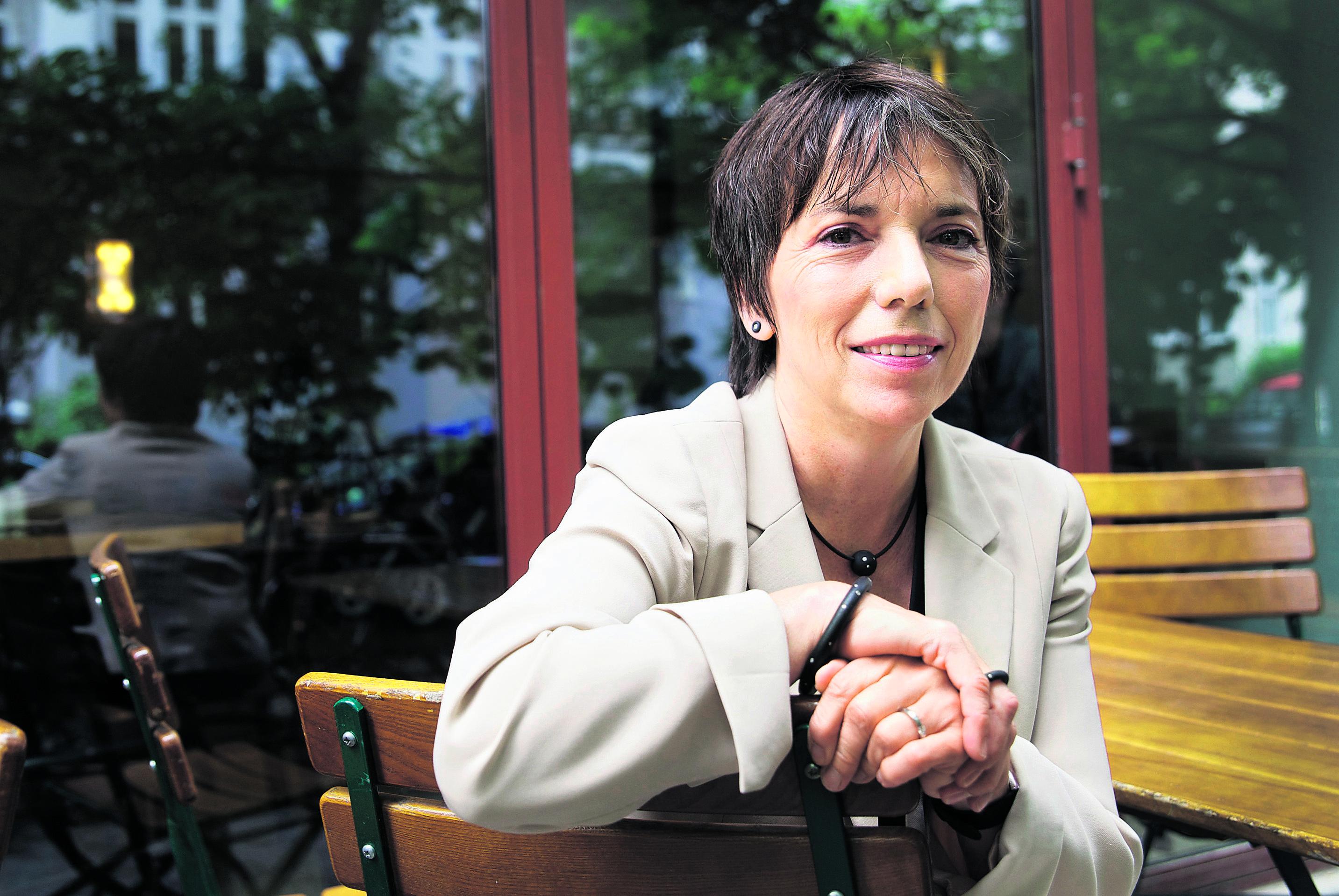 Värikäs ura. Margot Käßmann on kokenut elämässään nousuja ja laskuja. Kuutisen vuotta sitten hän sai tietää sairastuneensa rintasyöpään, vuotta myöhemmin hänen avioliittonsa kariutui. Vuonna 2010 hän luopui piispan virastaan rattijuoppouden vuoksi. Vaikeuksien keskellä hän on saanut tukea evankeliselta kirkolta. Huhtikuusta lähtien Käßmann on työskennellyt reformaatiolähettiläänä.