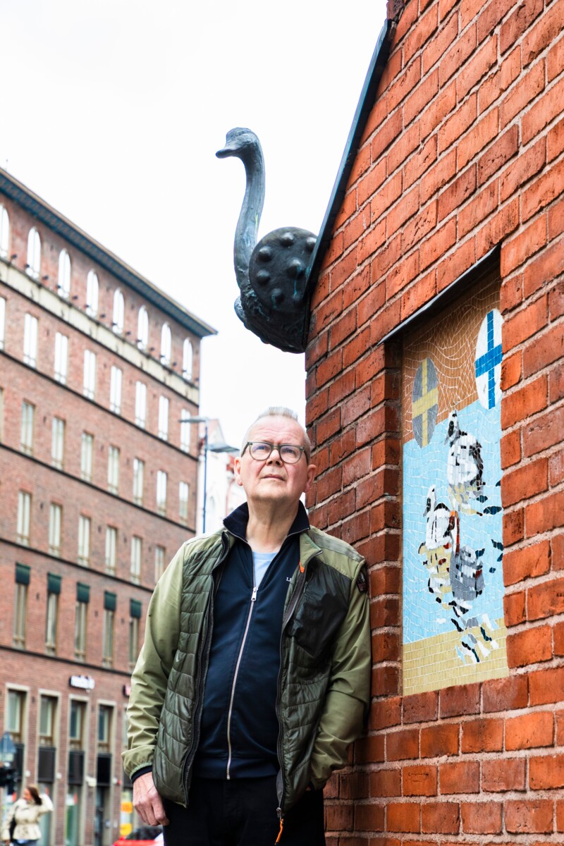 Kari Hotakainen kertoo kuuntelevansa tarkasti, miten hänen nelivuotiaan lapsenlapsensa tarinat etenevät. Punatiilirakennus on osa Kohtauspaikat-nimistä Helsingin taidemuseolle kuuluvaa teosta.