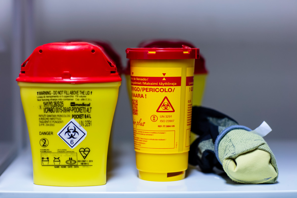 Alfa-pvp:tä käytetään yleensä suonensisäisesti, polttamalla, höyrystämällä, nuuskaamalla tai suun kautta. Helsingin diakonissalaitoksen katutyöntekijät keräävät vaarallisiin paikkoihin jääneitä pistosvälineitä mukana kuljetettaviin jäteastioihin.