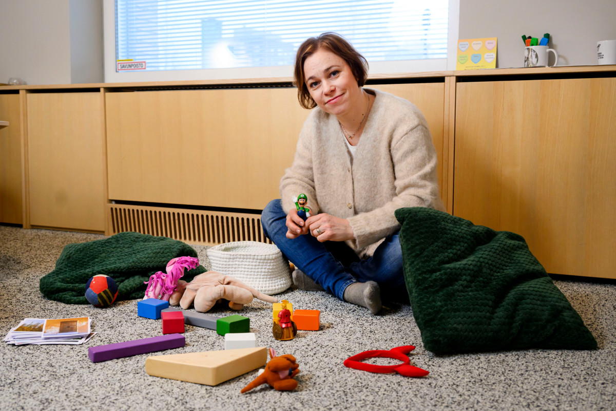 ”Erotilanteessa lapsen kysymykset liittyvät usein konkreettisiin asioihin kuten siihen, vaihtuuko koulu”, sanoo Terhi Lahdensalo.