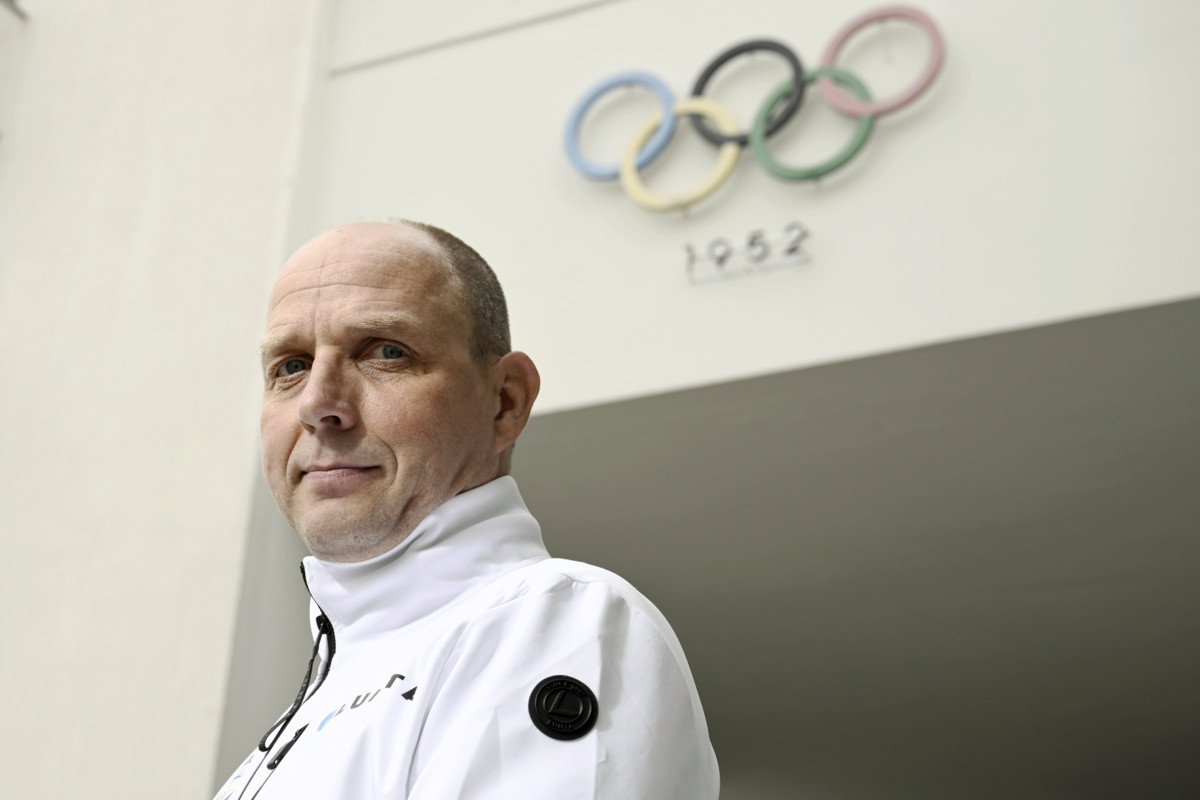 Entinen olympiatason pikaluistelija Janne Hänninen nimitettiin kesällä Suomen olympiakomitean huippu-urheilujohtajaksi ja hän aloitti tehtävässään 11. elokuuta.  Hän on saanut ensimmäisinä työpäivinään saanut vastata lukuisiin kyselyihin koskien kisapappiasiaa.