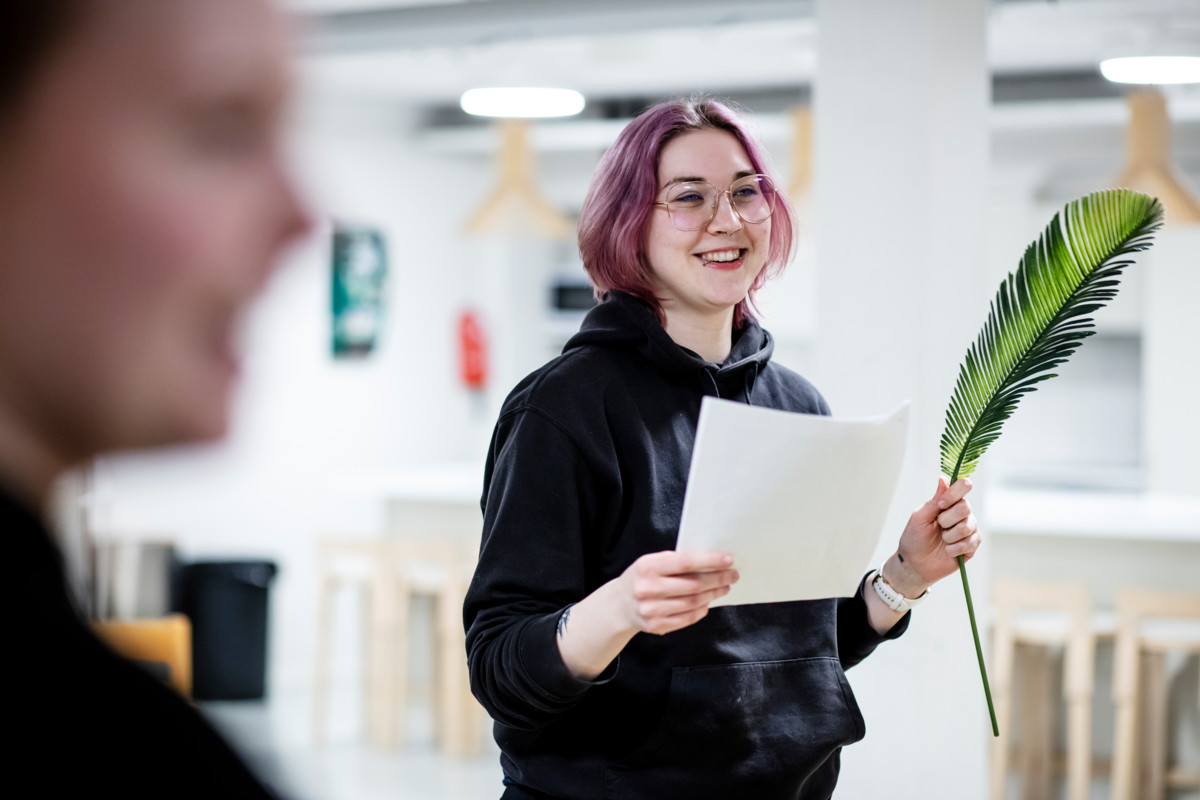Lauttasaaren kirkon kryptassa nähtävä esitys kertoo neljästä Jeesuksen opetuslapsesta epävarmuuden ja muutosten keskellä pääsiäisen tapahtumiin liittyen. Kuvassa on ohjaaja Ranja Eskelinen.