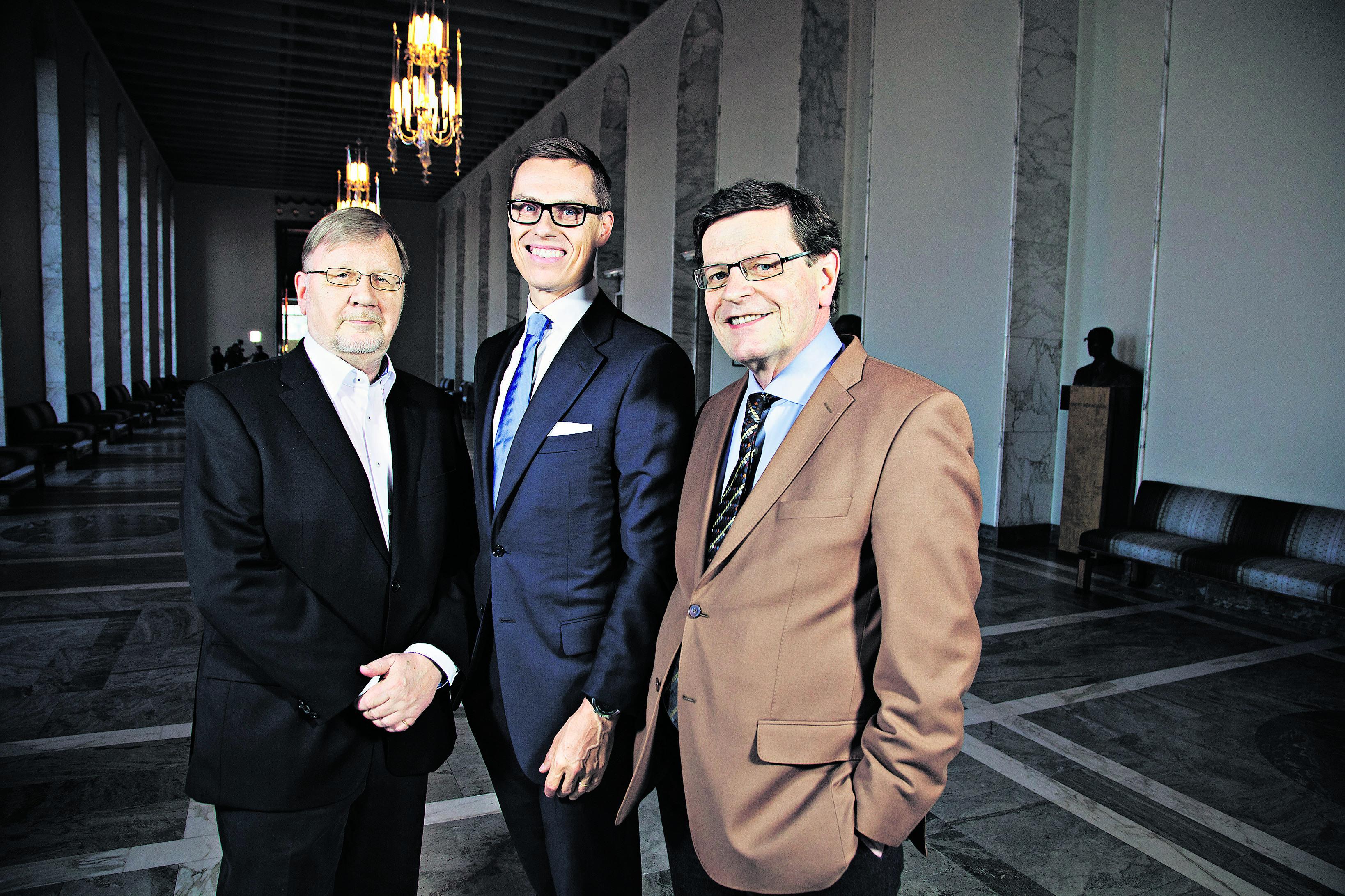 Ajatustenvaihtajat. Pääministeri Alexander Stubb, opetusneuvos Kalevi Virtanen (vas.) ja toiminnanjohtaja Olli Valtonen siirtyvät Eduskunnan valtiosalista Mikael Agricolan kirkkoon ensi viikon torstaiksi. Silloin alkaa Seitsemän etappia -keskustelusarja paastonajan aiheista.
