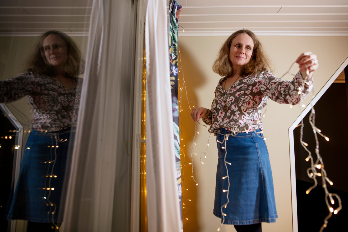 Helsingin tuomiokirkkoseurakunnan seurakuntaneuvoston jäsen Hilla Halla-aho viettää joulua perheen ja suvun kesken. Hän koristelee kotia maltillisesti jouluvaloilla ja pienellä kuusella.