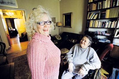 Sisko Kinnusen piti avustaa Nanne Lindqvist silmälääkäriin, mutta kävi niin kuin aiemmallakin kerralla: taksi petti, saattaja tuli turhaan ja lääkäri piti perua. Kuva: Juho Kuva