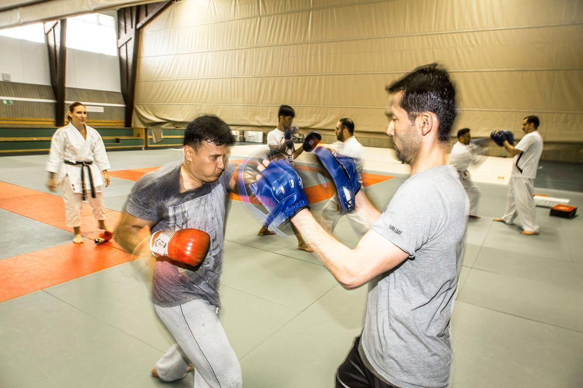 Punch! Omid Najafi iskee ja Gulahmad Hassani ottaa iskuja vastaan kevään viimeisissä treeneissä.